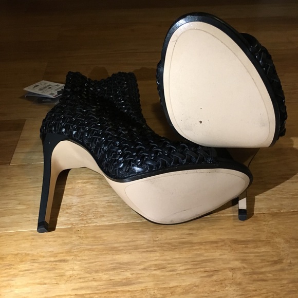 Killer black leather woven peep toe stilettos - Picture 6 of 7